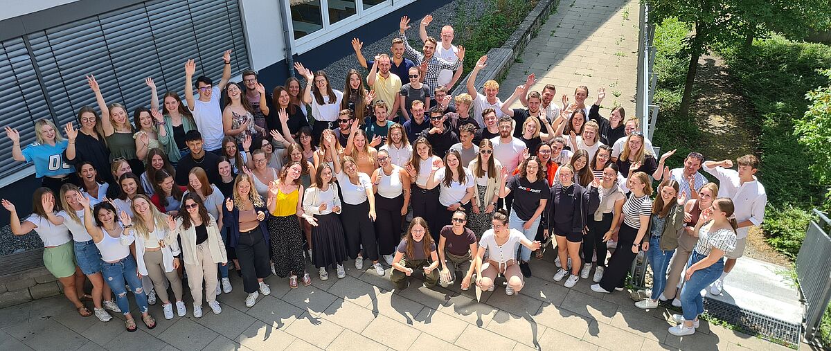 Studierende im dualen Studium Eventmanagement vor dem DHBW Gebäude