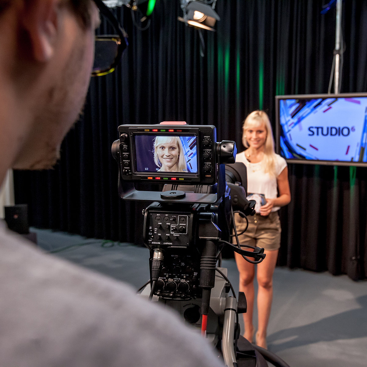 Studierende nehmen eine Sendung im TV-Studio auf