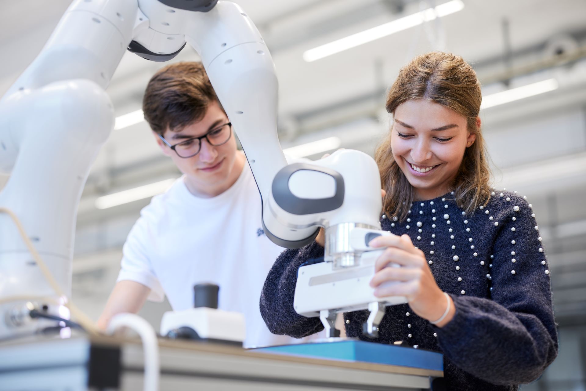 Zwei Studierende im dualen Studium Maschinenbau arbeiten im Labor