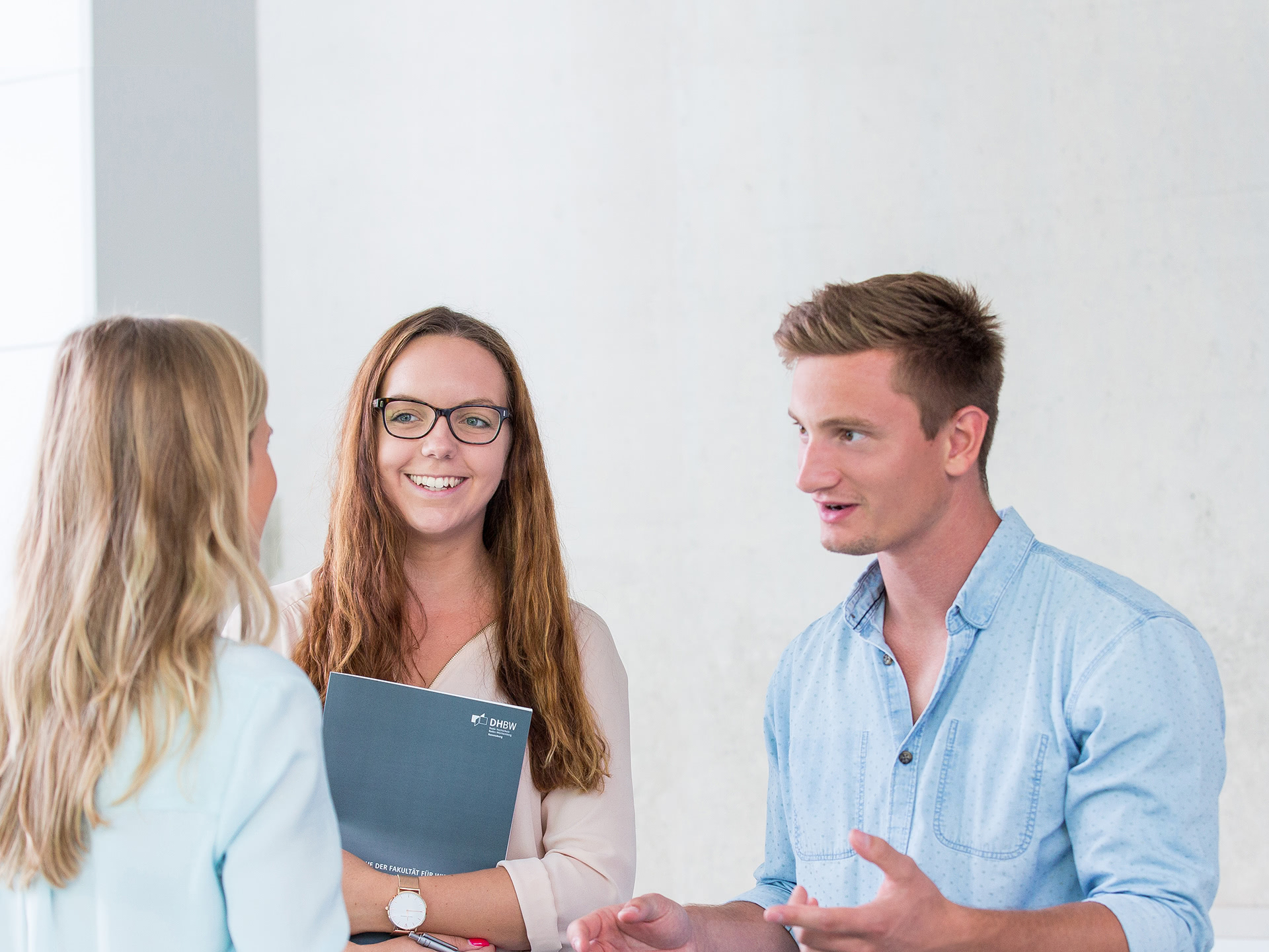 Studierende des Studiengangs BWL - Finanzdienstleistungen unterhalten sich