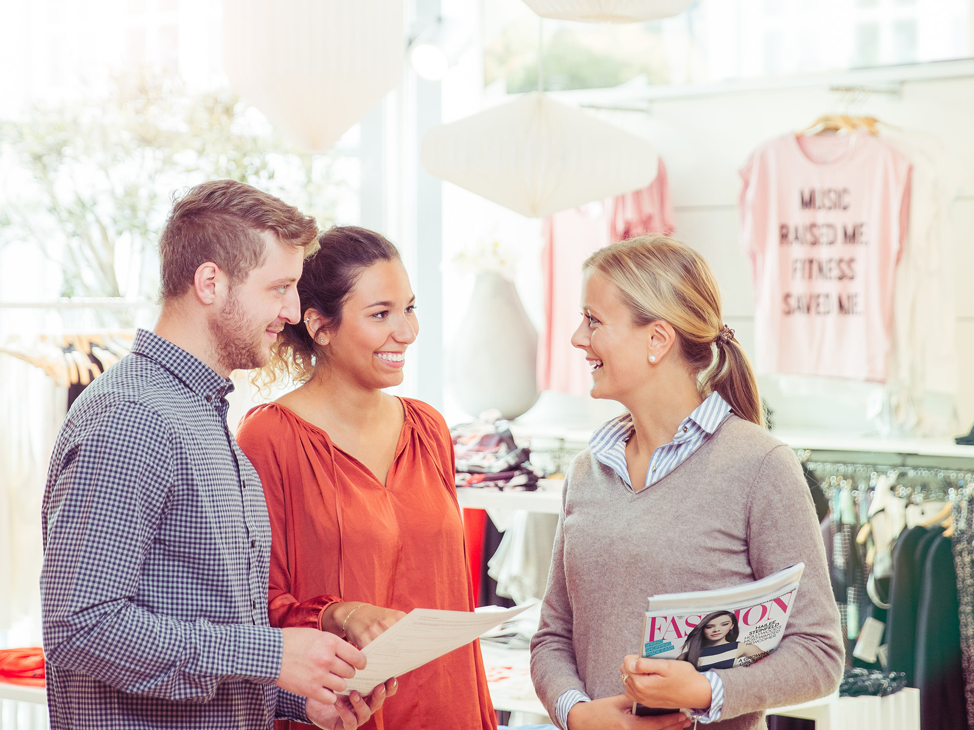 Studierende aus BWL - Handel / Fashion Management sprechen mit Verkäuferin