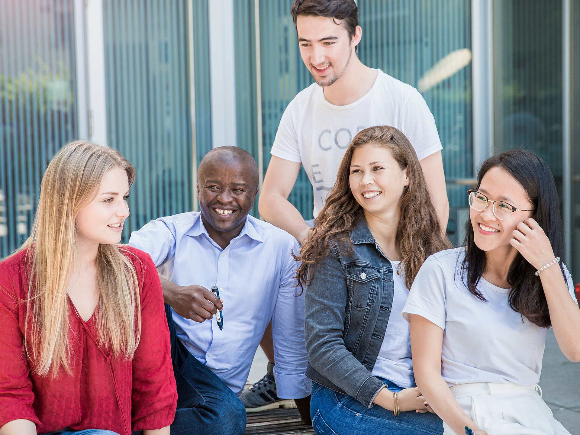 Studierendengruppe aus BWL - International Business vor einem Gebäude