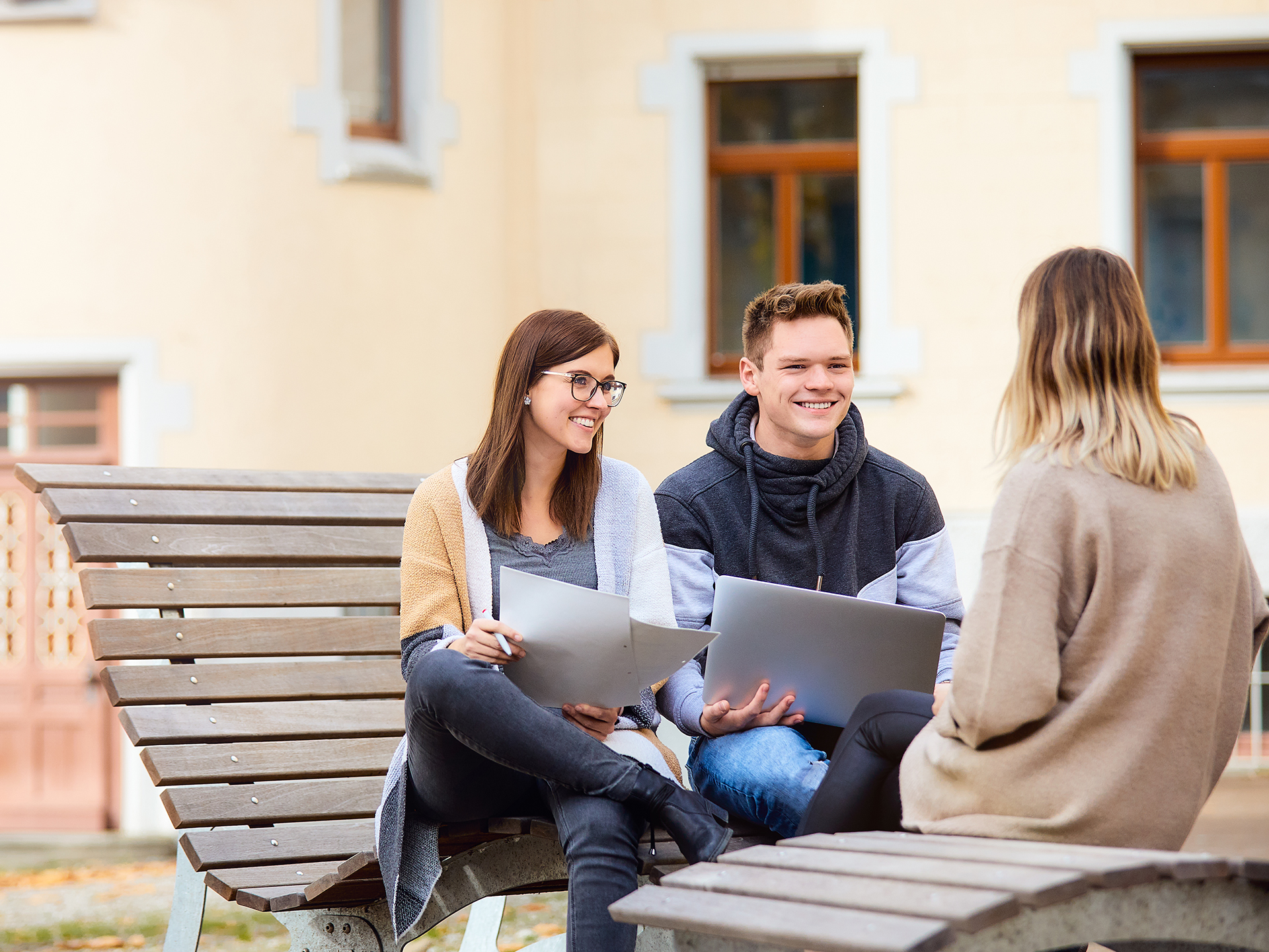 Drei Studierende machen gemeinsam Pause
