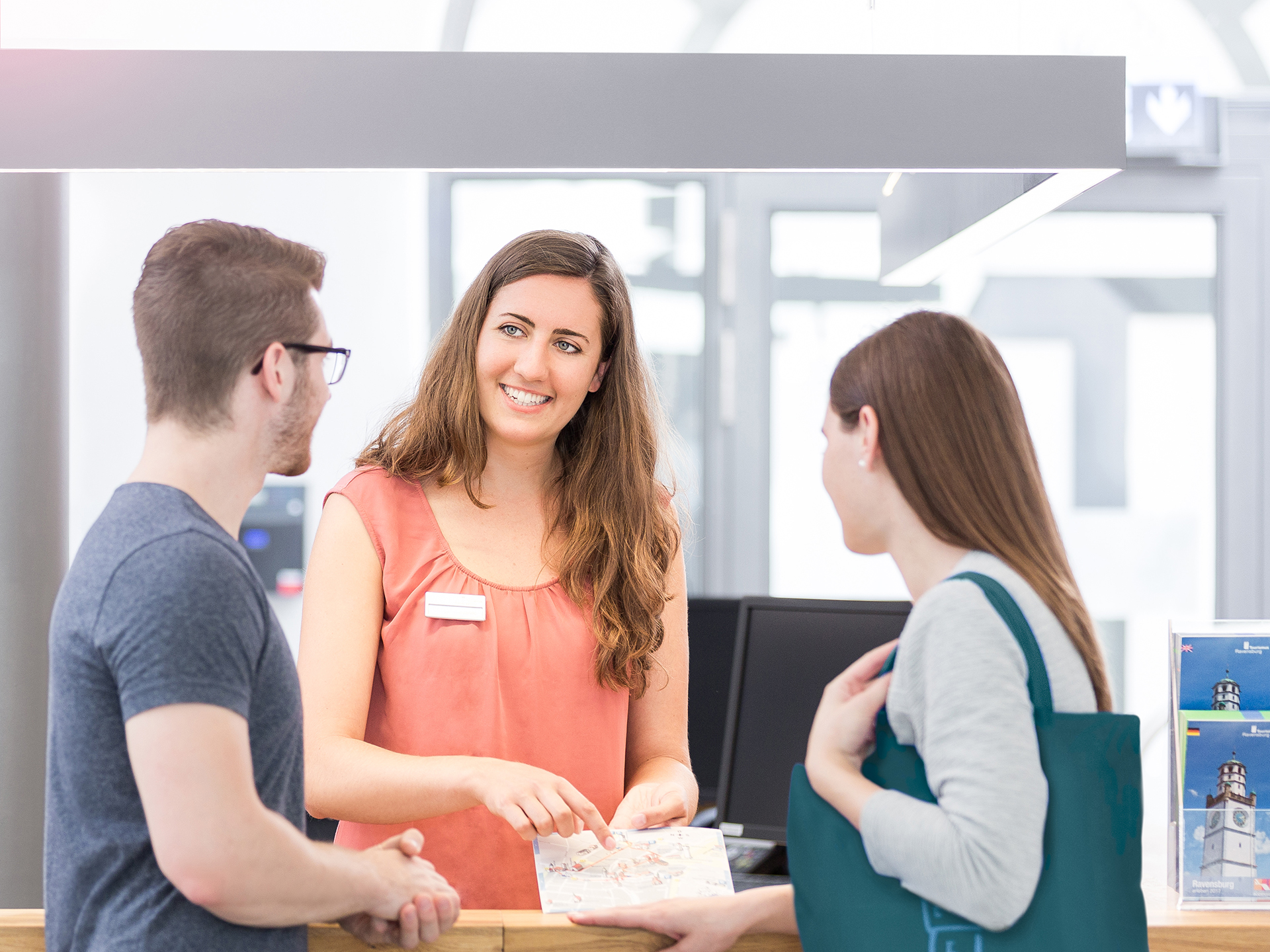 Studentin im Seminar bei BWL - Tourismus / Reiseverkehr und Reisevertrieb