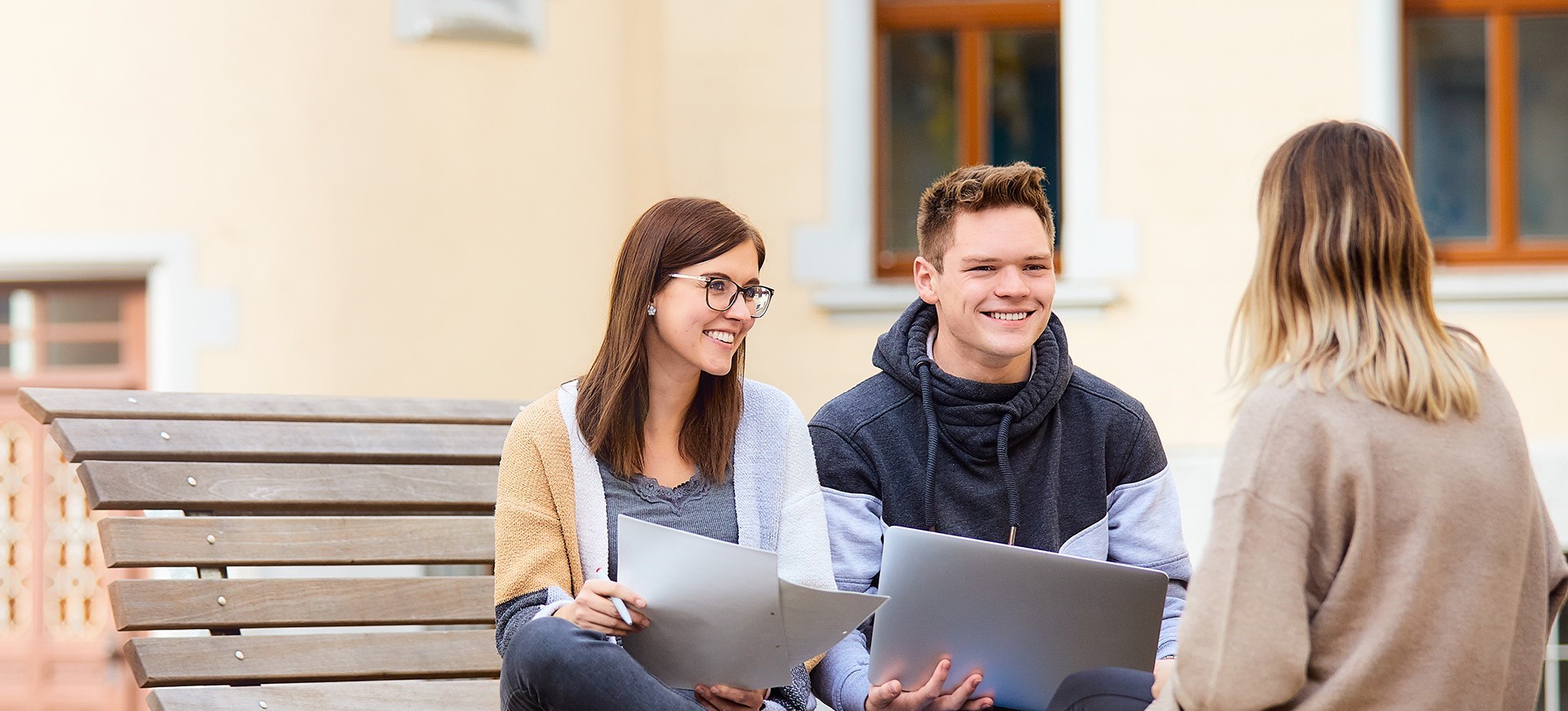 Drei Studierende im Tourismusmanagement Studium arbeiten an einem Projekt