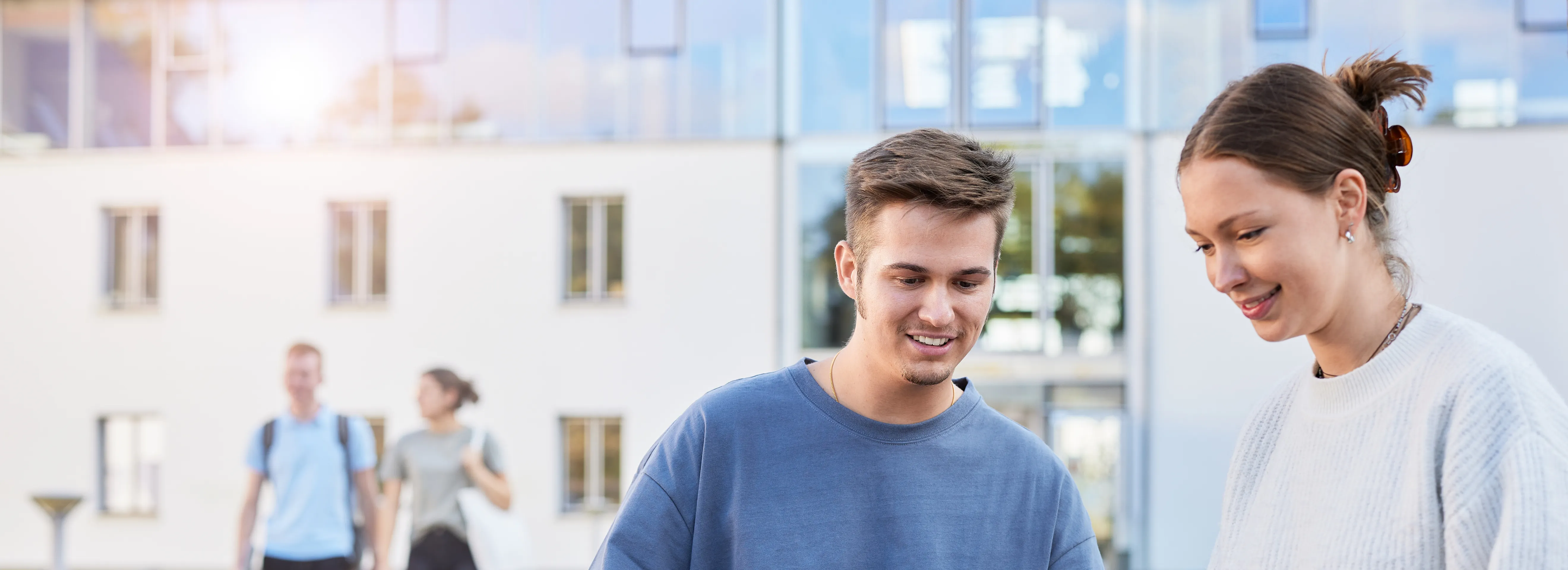 Gruppe dualer Studierenden vor der Hochschule - Erfahre was ein duales Studium ist!