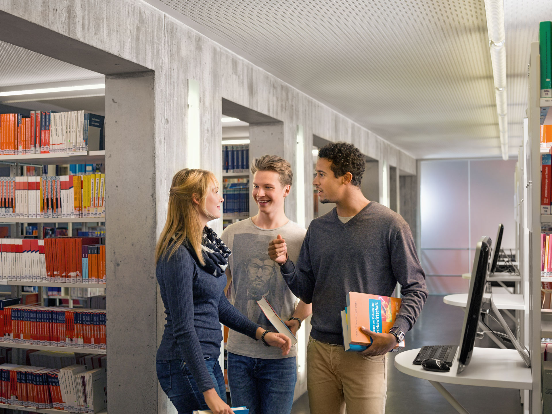 Studierendengruppe in der Bibliothek