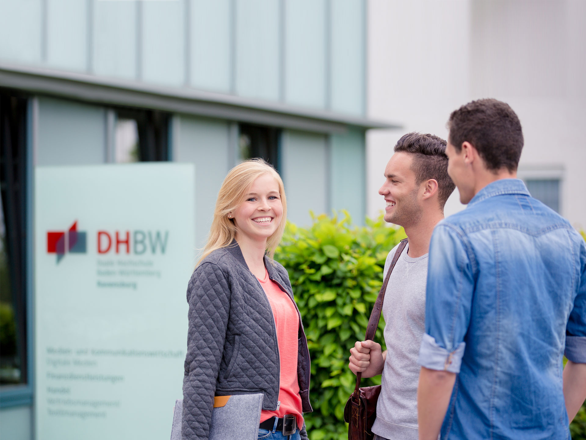 Gruppe von Bachelor-Studierenden vor der DHBW