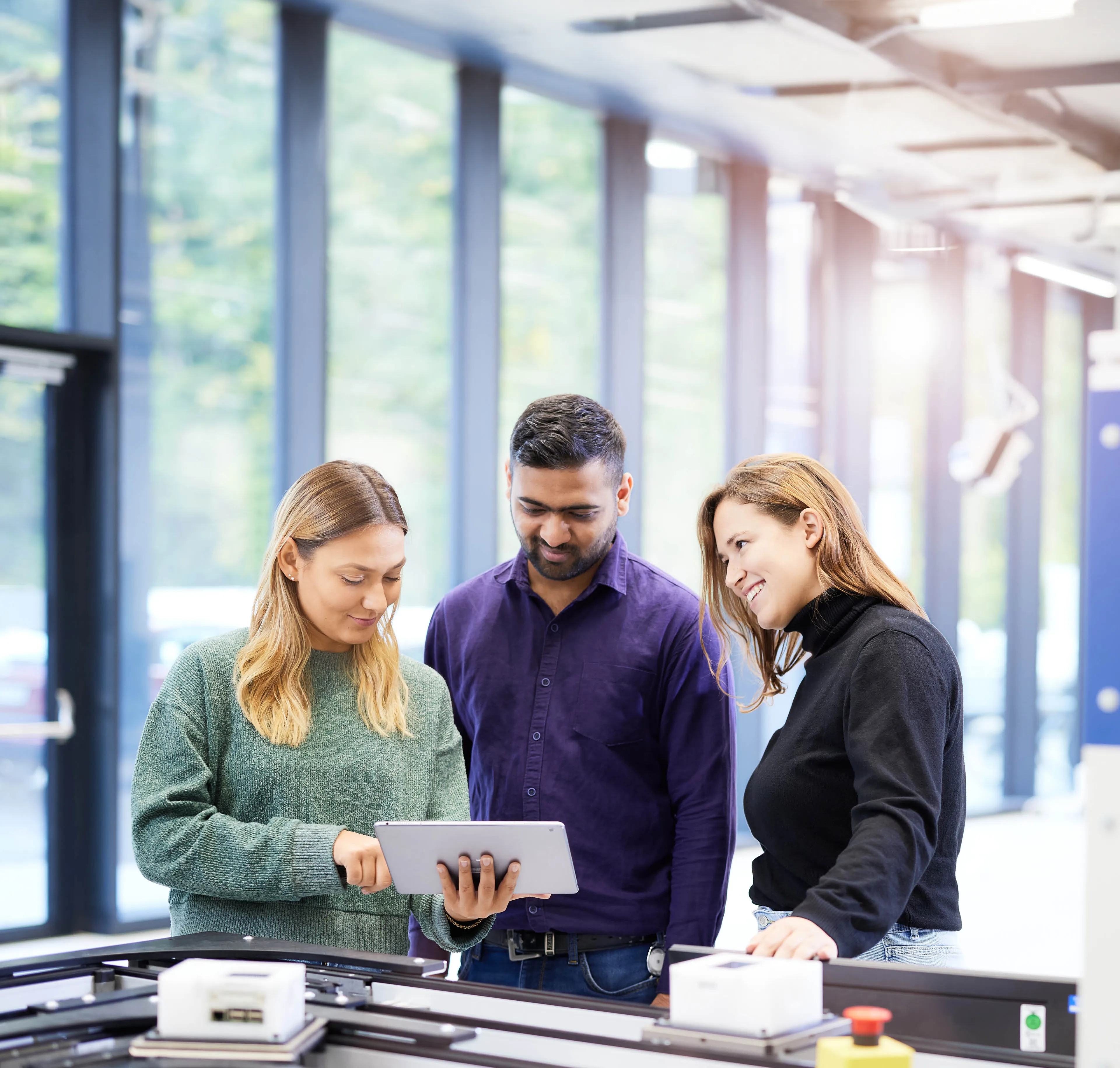 Elektrotechnik / Automation Studierende im Labor