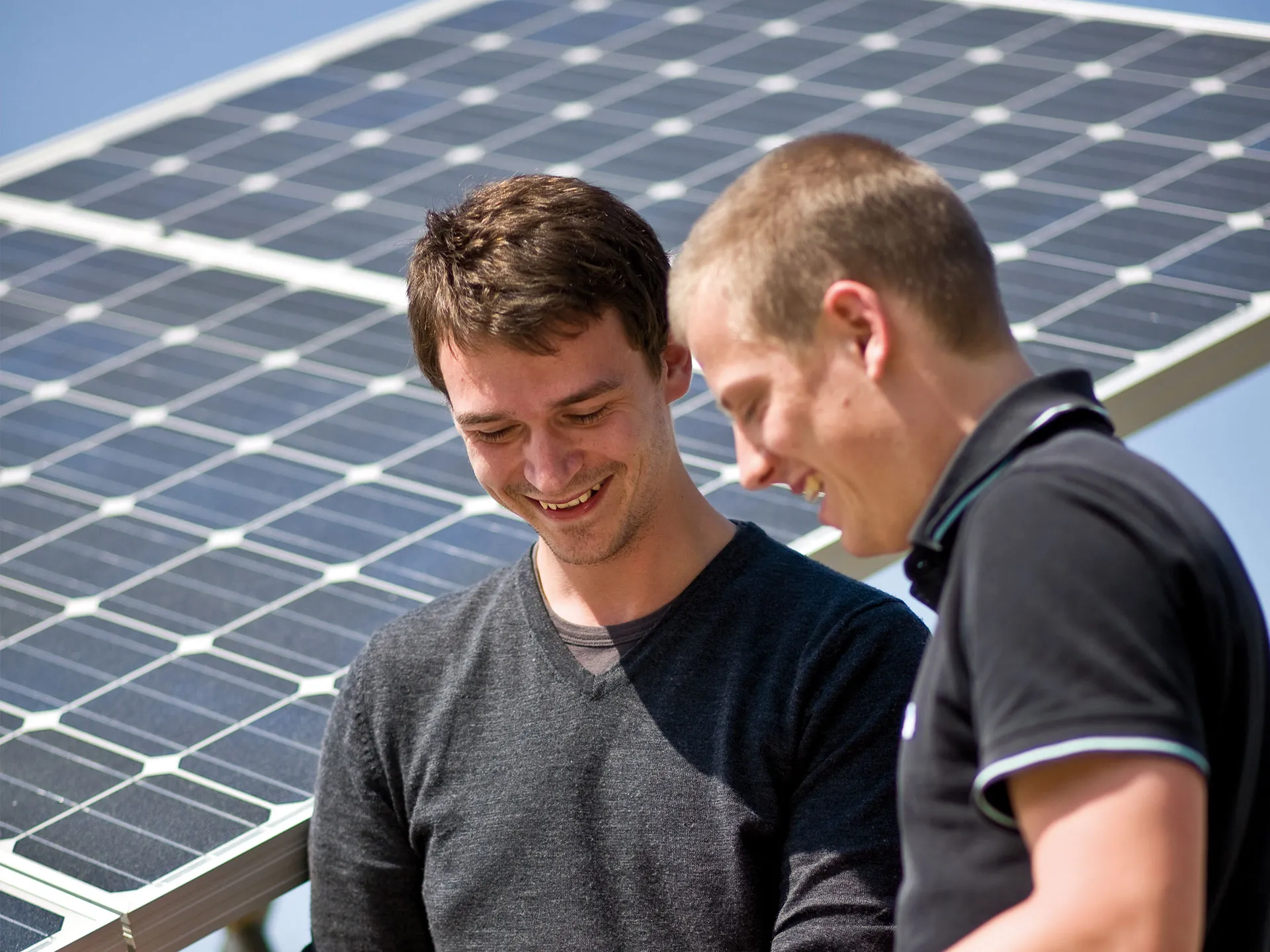 Elektrotechnik / Energie- und Umwelttechnik Studierende vor einer Solaranlage