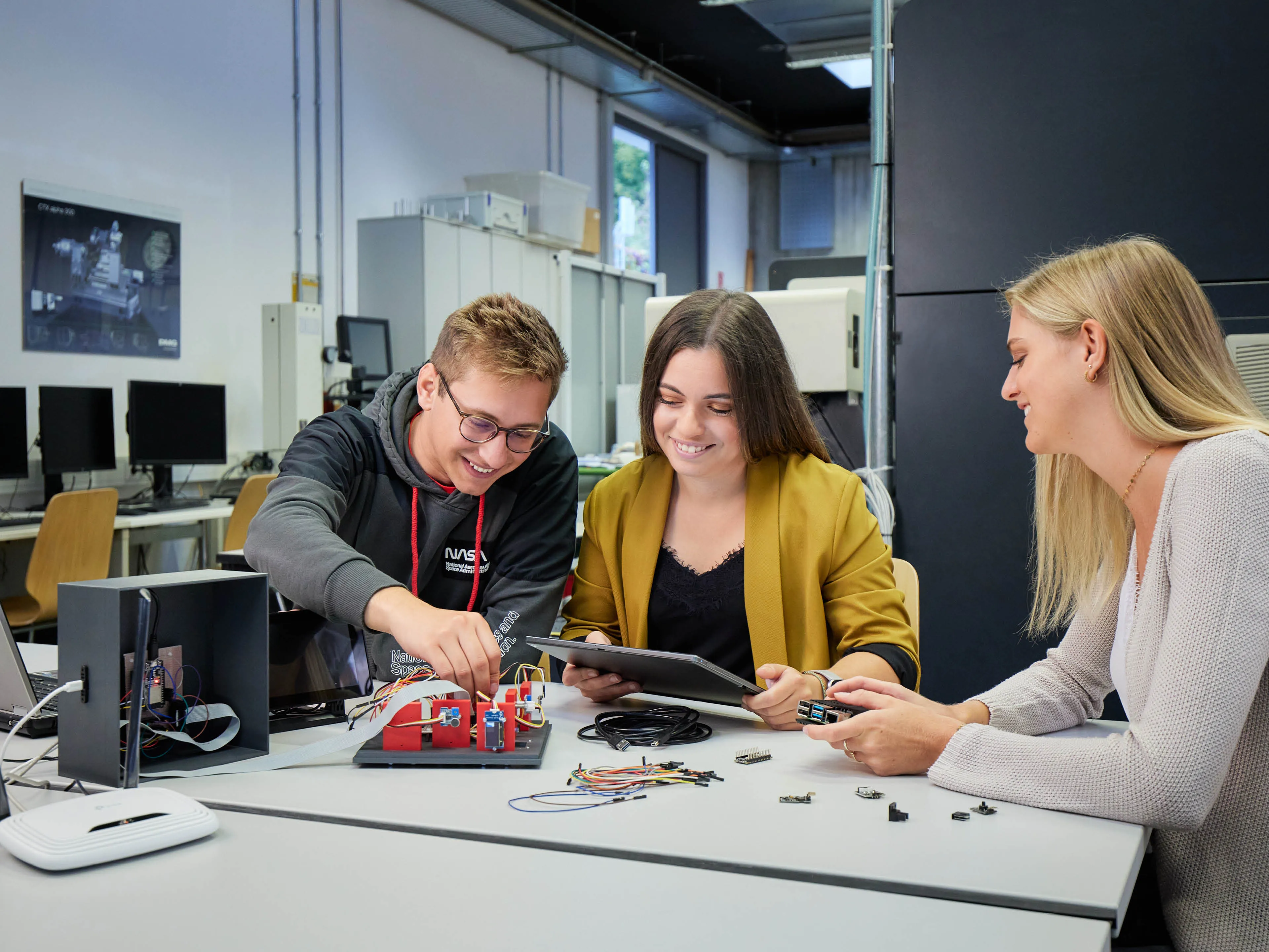 Elektrotechnik / Nachrichtentechnik Studierende im Labor