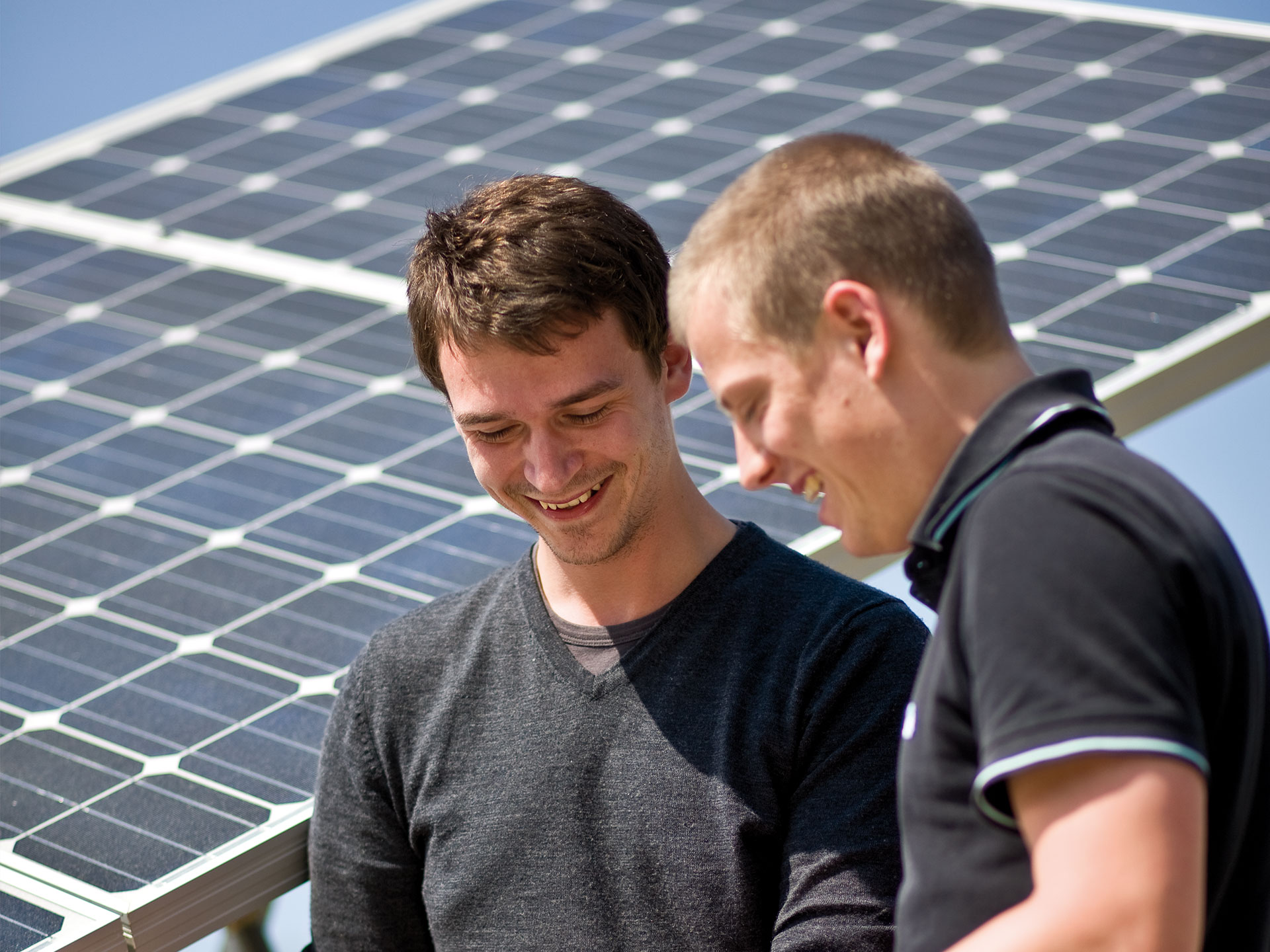 Studierende aus dem Studiengang Elektrotechnik - Automation vor einer Solaranlage