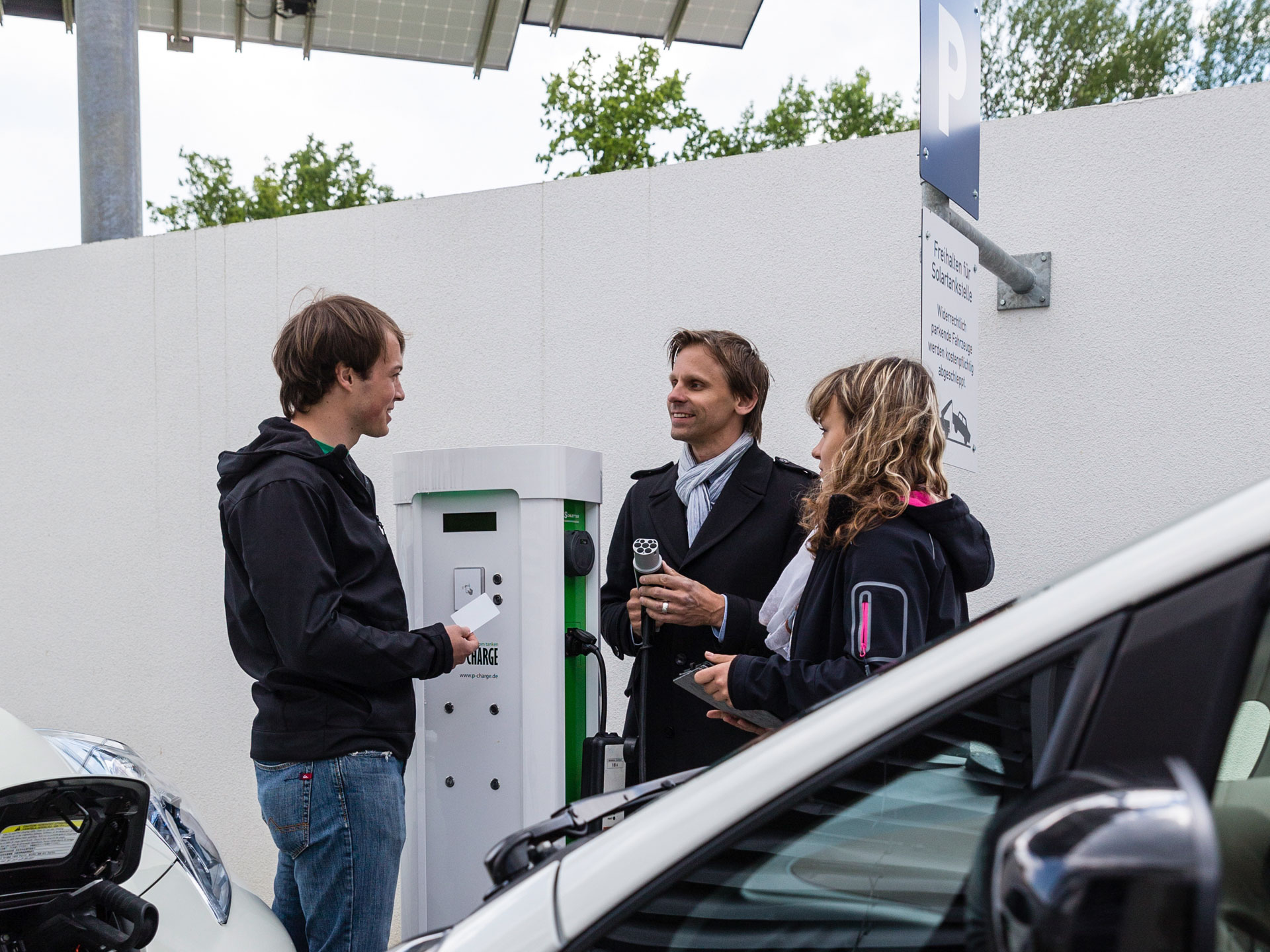 Studierende aus dem Studiengang Elektrotechnik - Energie- und Umwelttechnik vor einem Elektrofahrzeug