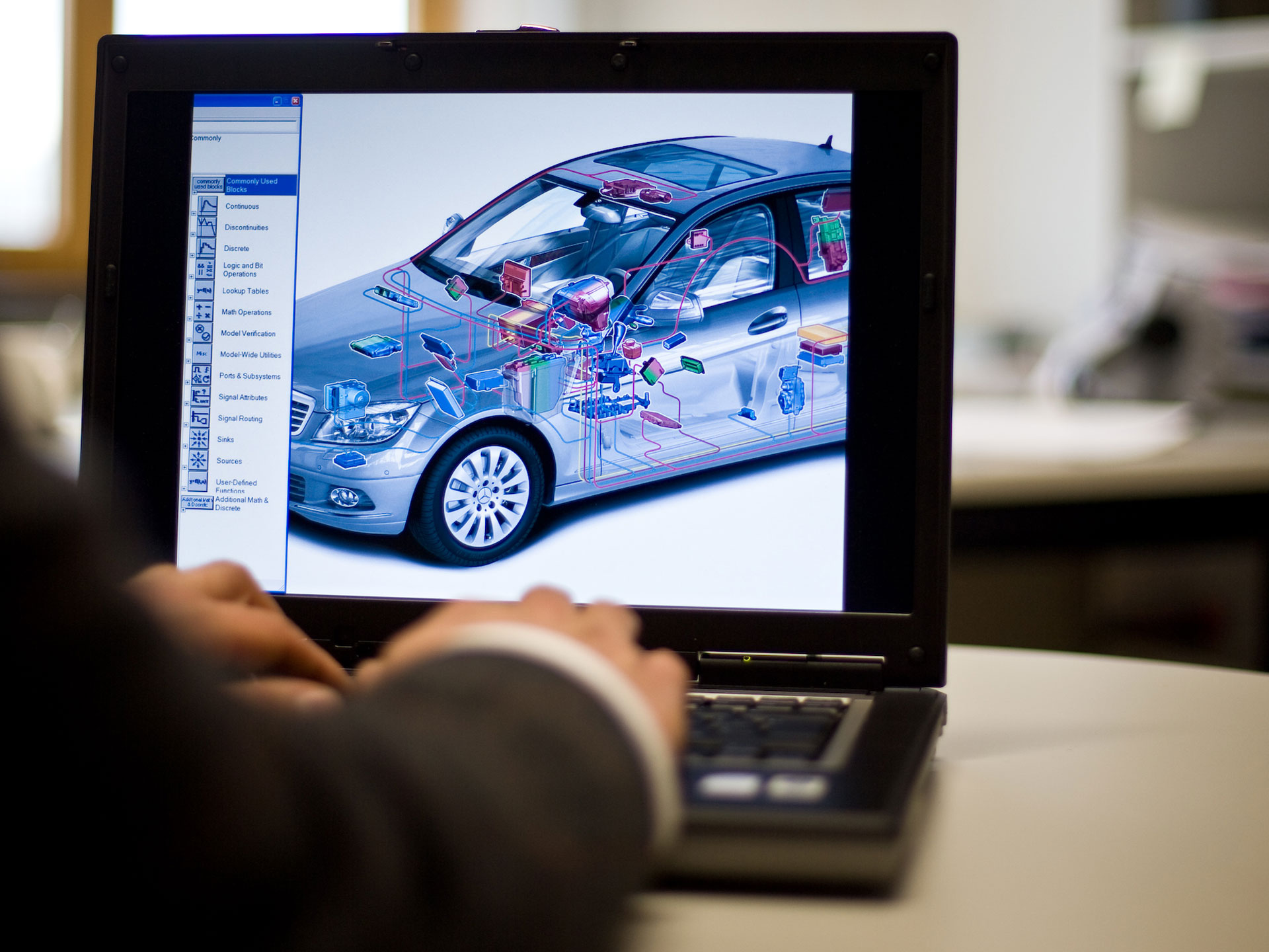 Arbeit am Computer im Studiengang Elektrotechnik - Fahrzeugelektronik