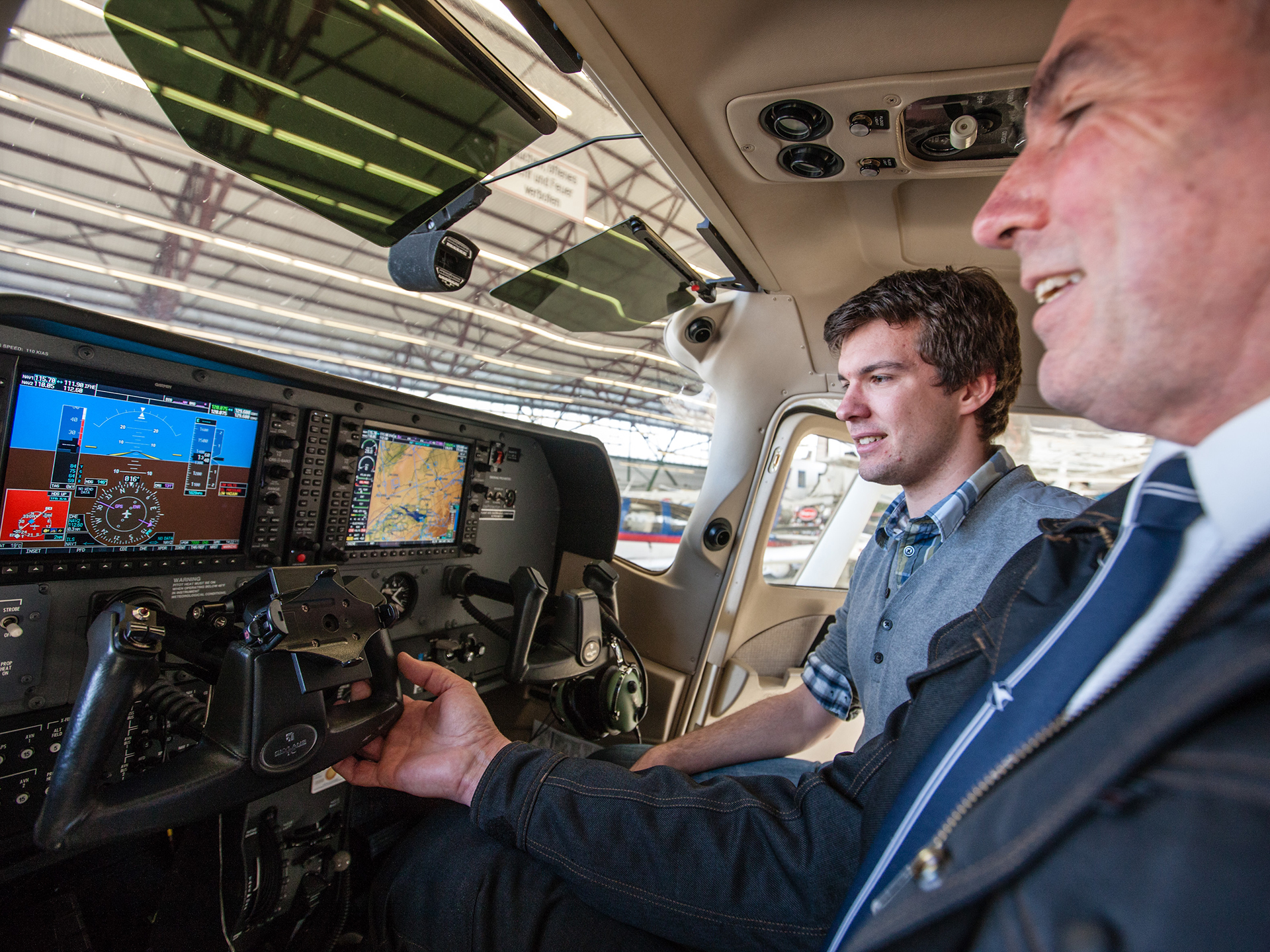 Student und Dozent im Cockpit