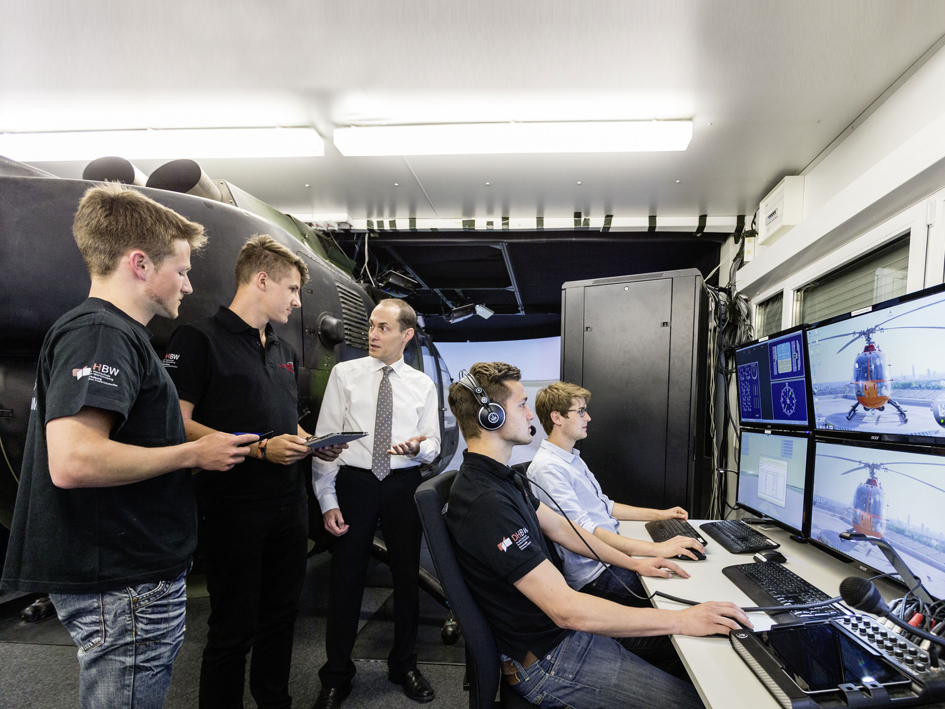 Studenten arbeiten am Helikoptersimulator