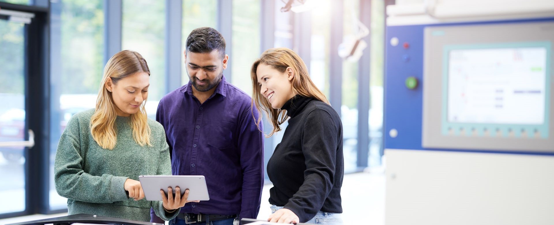 Drei Studierende im dualen Studium Informatik arbeiten an einem Projekt