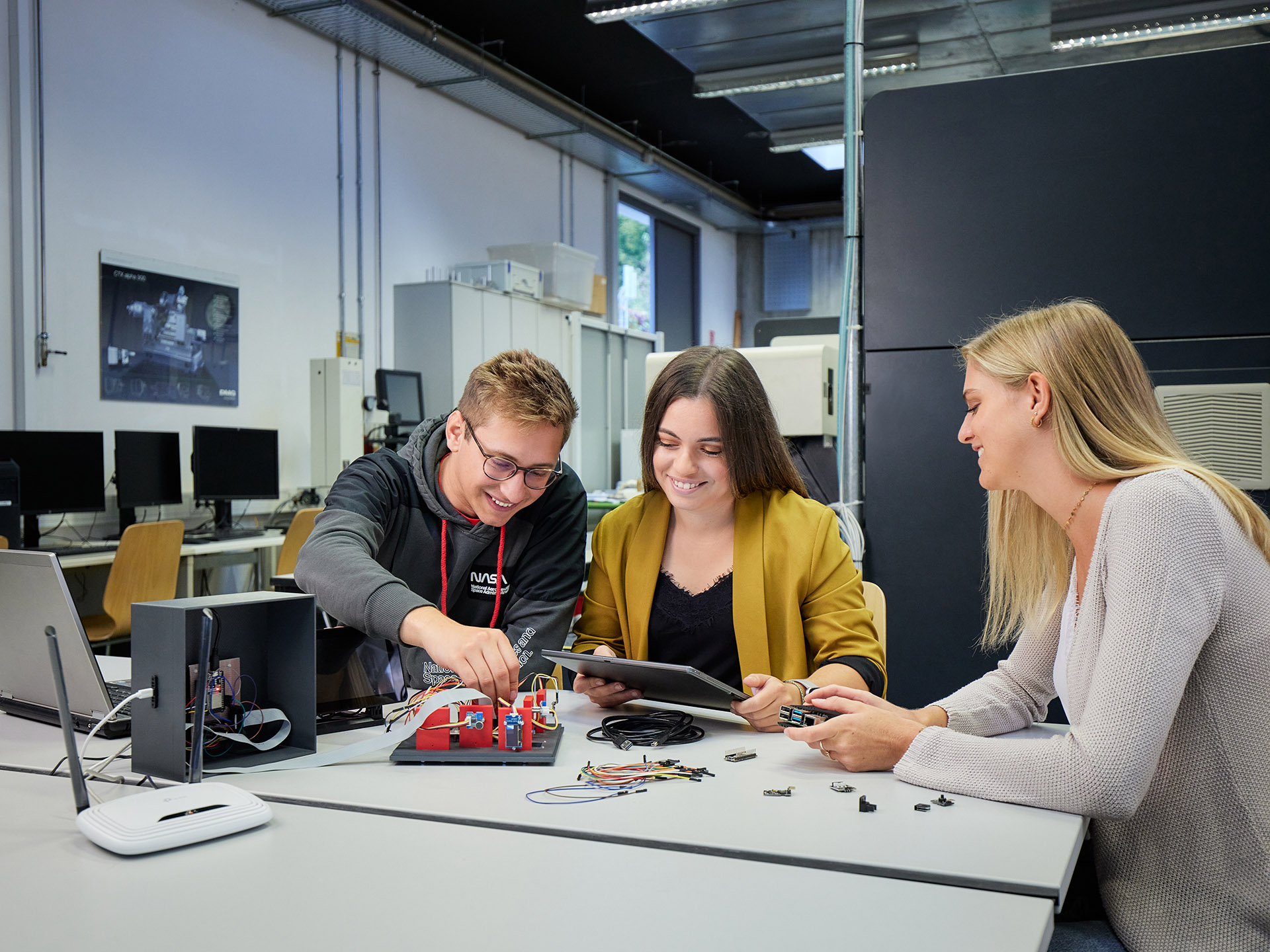 Studierende bei Versuchen im Labor für Industrielle Messtechnik