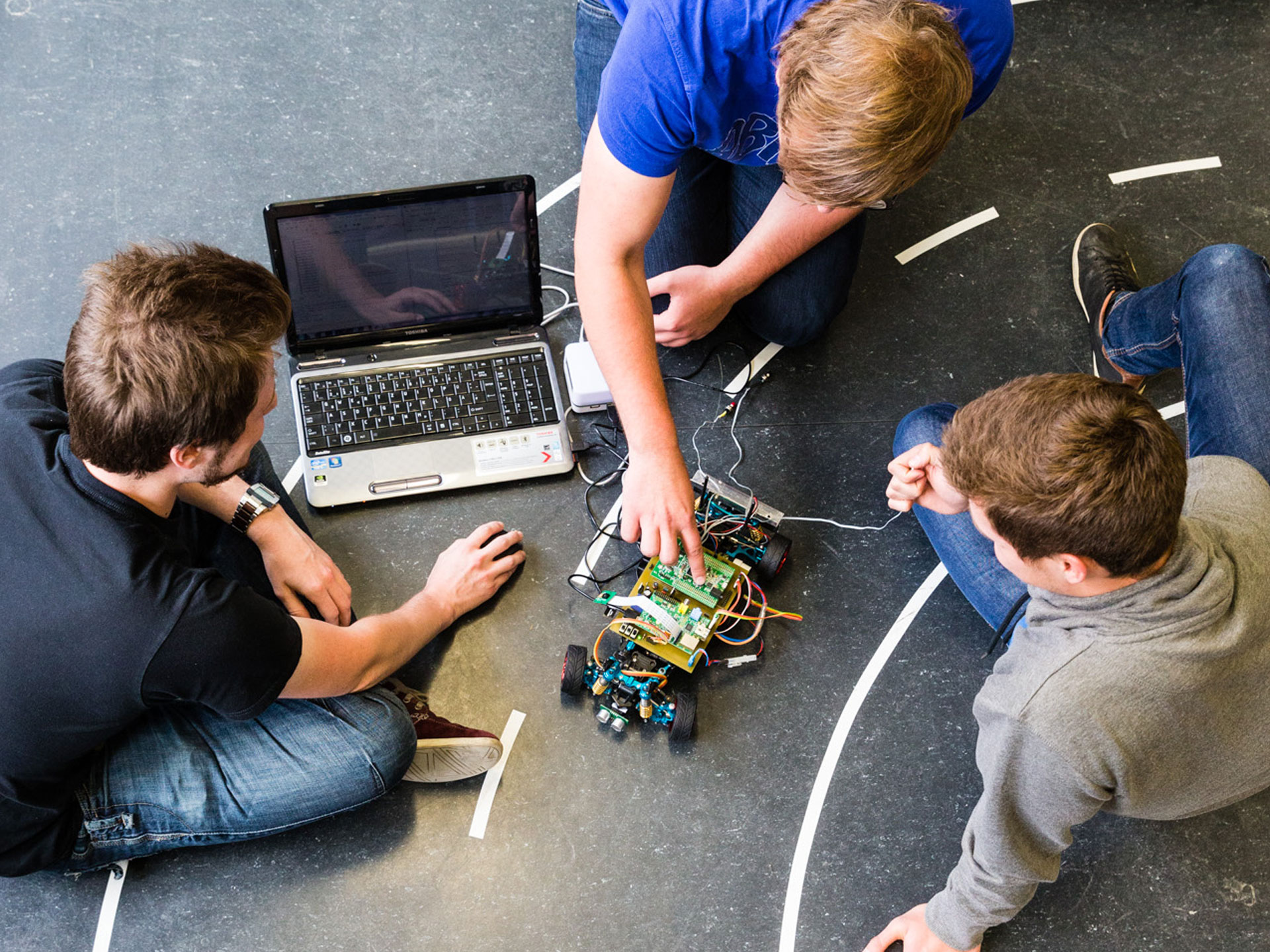 Studierende im Fahrzeugtechnik Studium bei einer Studienarbeit im Team