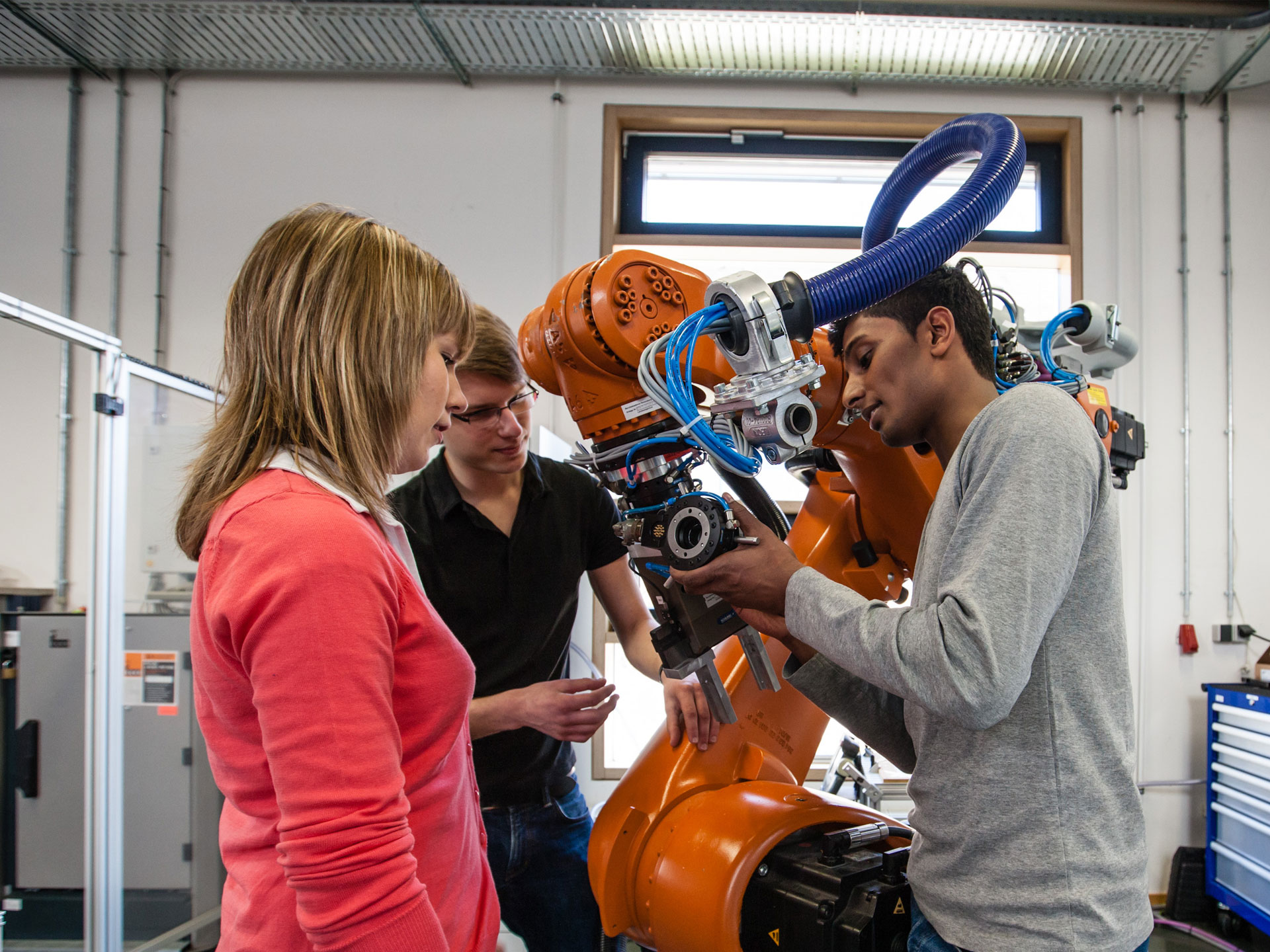 Studierende im Konstruktionstechnik Studium konstruieren einen Roboter