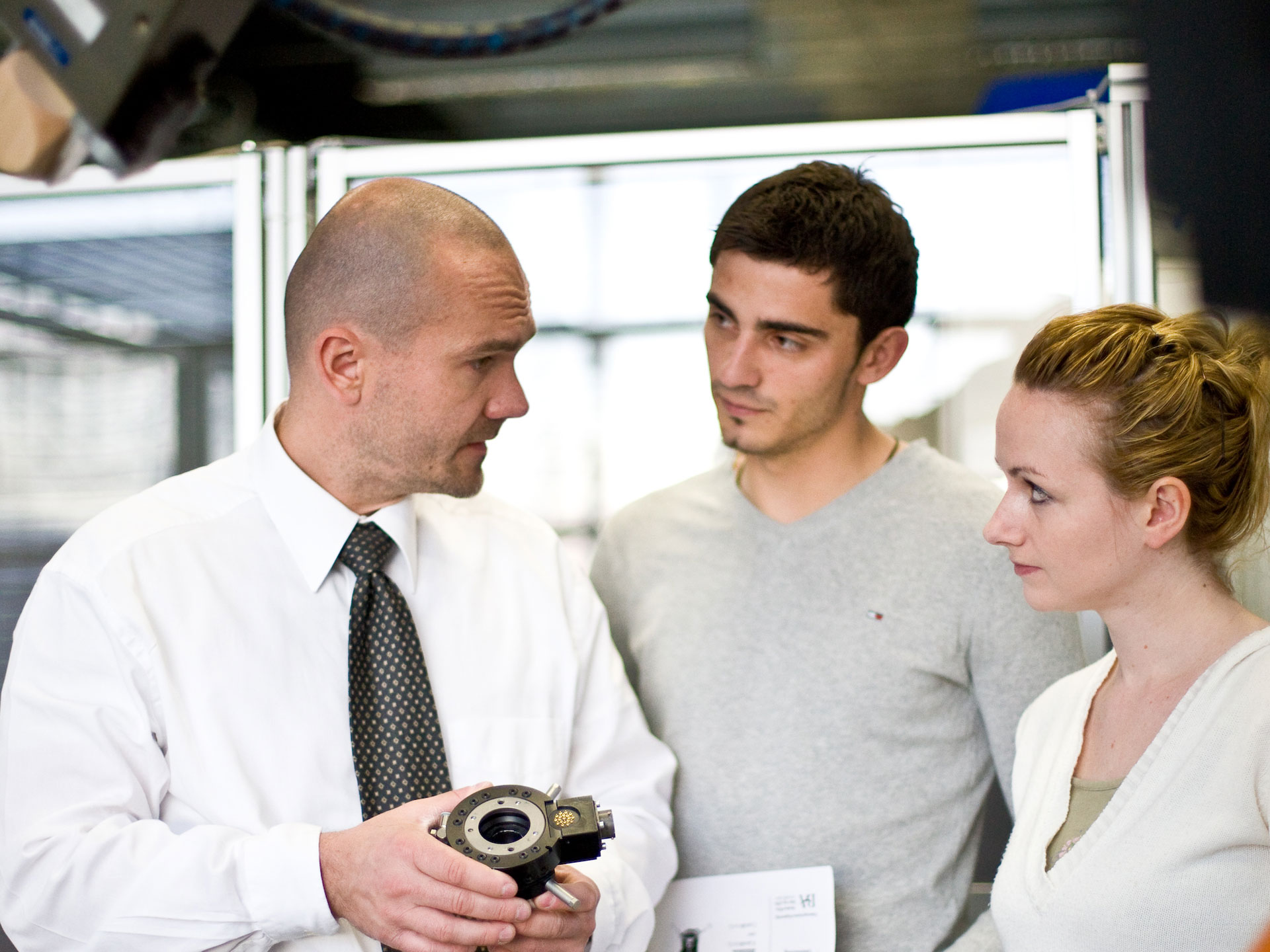 Professor und Studierende im Produktionstechnik-Studium