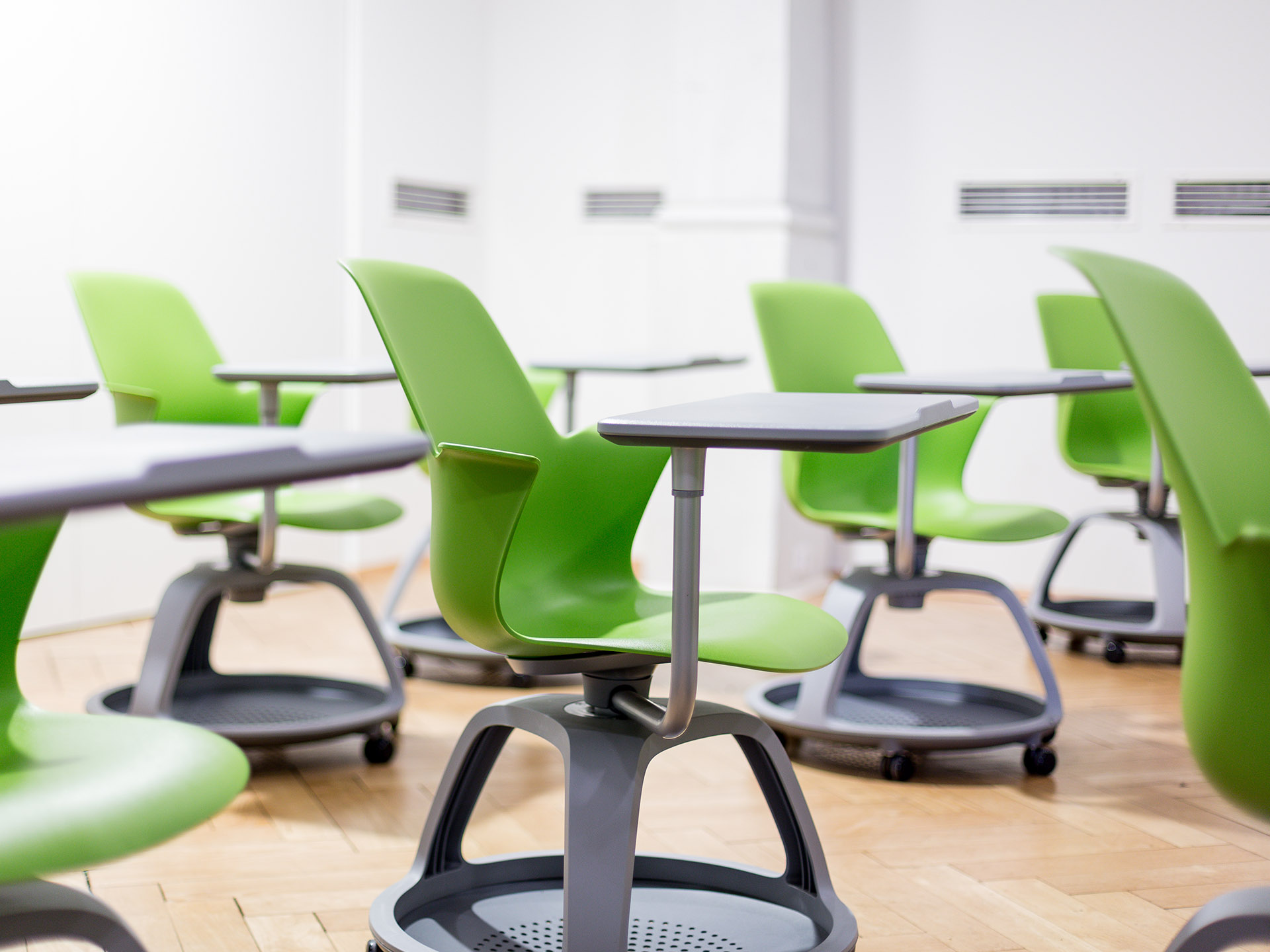 grüne Seminarstühle mit Schreibplatte in Vorlesungsraum
