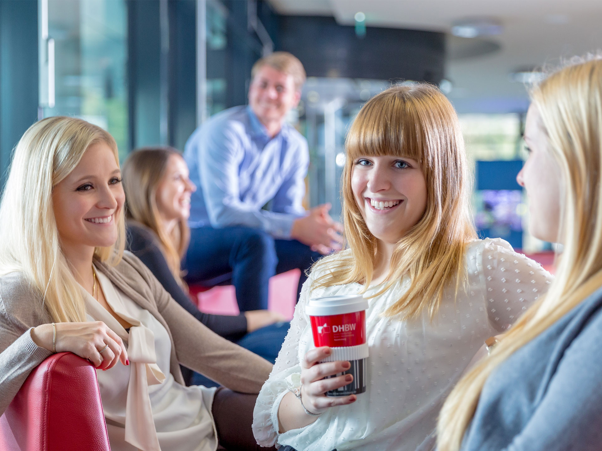 Studentinnen trinken Kaffee in der Mensa