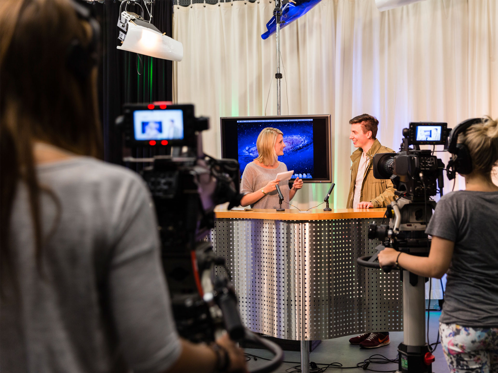 Sendungsaufnahme von Studierenden im Fernsehstudio