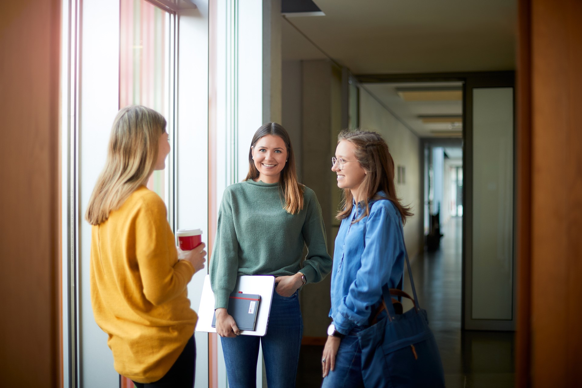 Studentinnen der DHBW Ravensburg unterhalten sich im Gang
