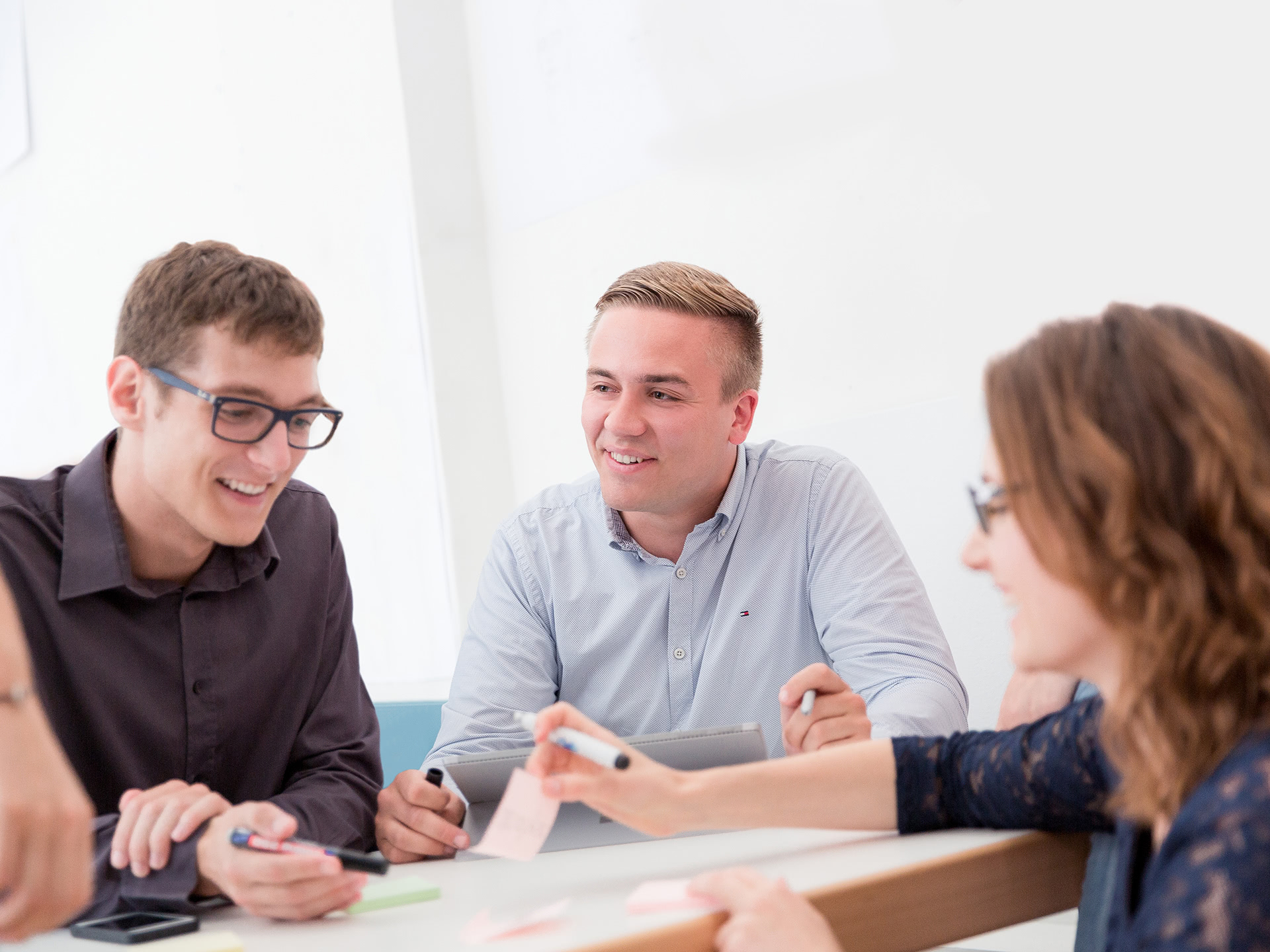 Studierendengrupe bearbeitet Aufgabe im Studiengang Wirtschaftsinformatik