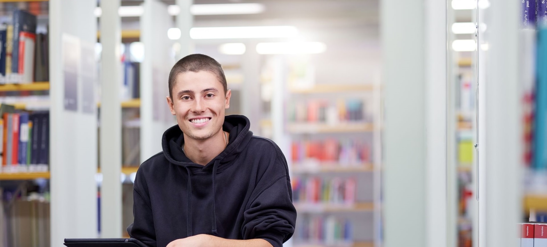 Ein Studierender im dualen Studium Wirtschaftsingenieurwesen lernt in der Bibliothek
