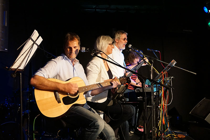 Band auf der Bühne