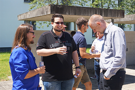 Drei Alumnis unterhalten sich