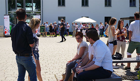 Alumnis auf dem Campushof in Friedrichshafen