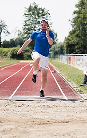 Student beim Weitsprung