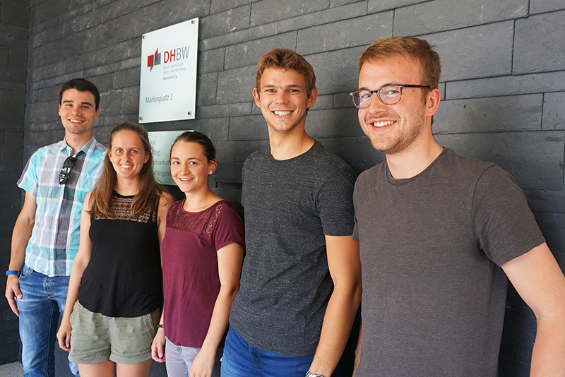 Gruppenbild Hahmuti, Heinrich, Kleckbusch, Sauer und Kunst vor DHBW-Gebäude