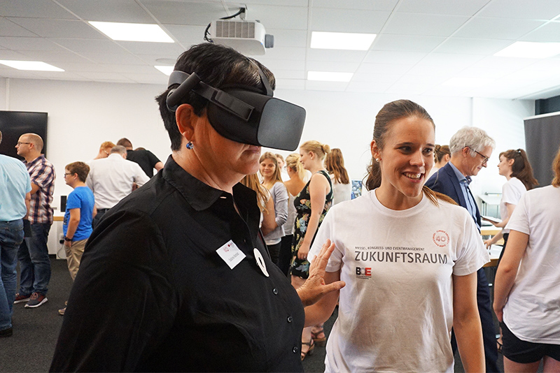 Frau mit VR-Brille