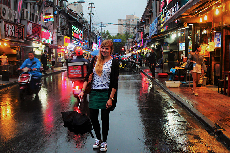 Julia Rotenhagen auf den Straßen Shanghais bei Dämmerung