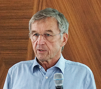 Porträt Hubert Österle beim Vortrag