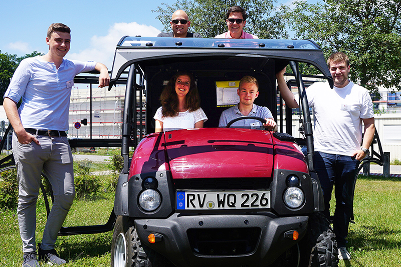 Gruppenbild Studierende in und um eine Mule herum