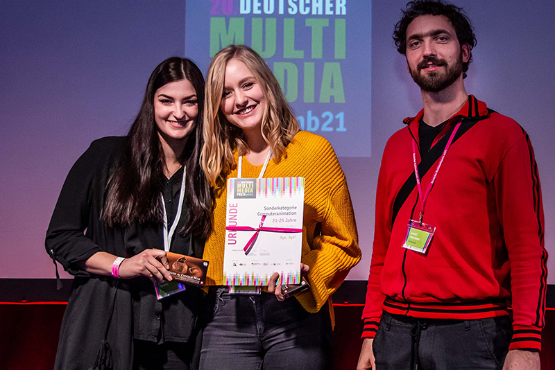 Gruppenbild Majda Sehovic, Julia Maier und Hannes Güntherodt auf der Bühne