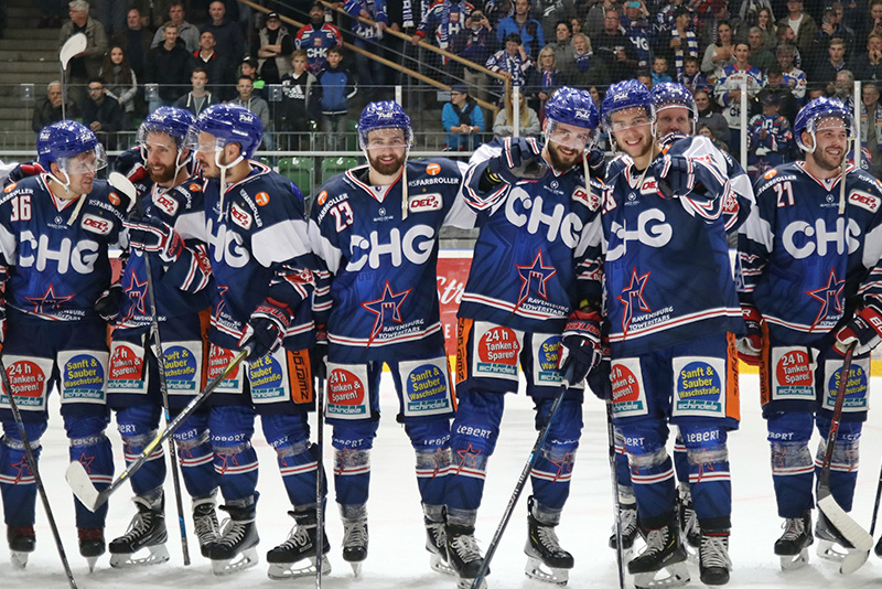 Mannschaft der Ravensburger Towerstars auf der Eisfläche in Hockey-Ausrüstung