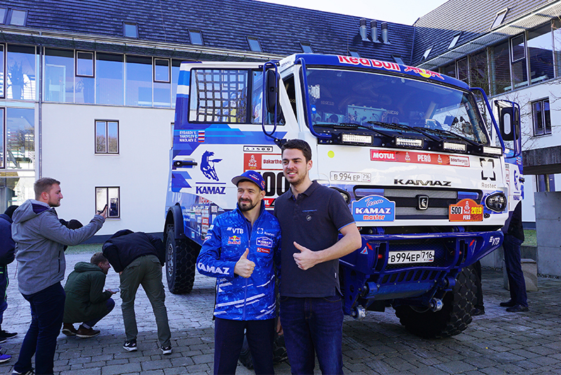 Sieger-Team Jewgeni Jakovlev und Wladimir Rjbakow vor ihrem Truck