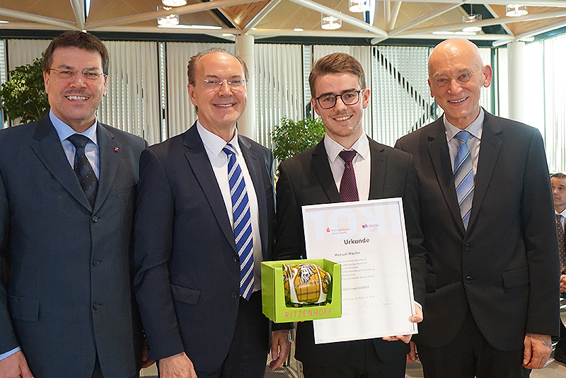 Gruppenbild Dreher, Pumpmeier, Mache und Sprink bei der Urkundenübergabe