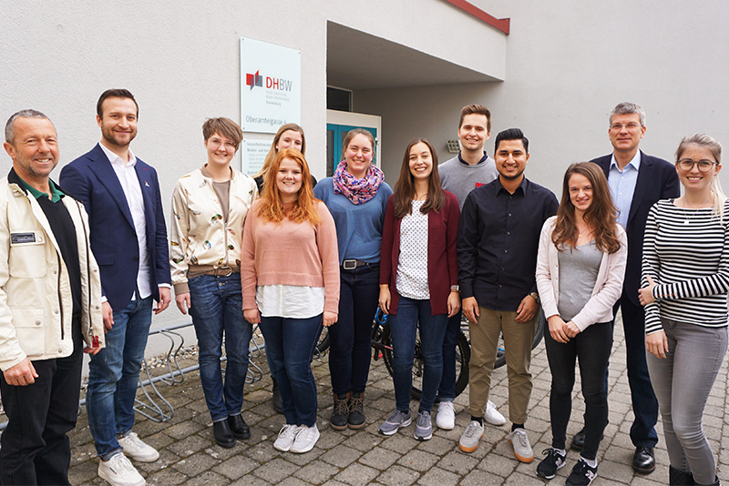 Gruppenbild Klaiber, Kapzan, Industrie-Studierende und Ottler vor DHBW Gebäude