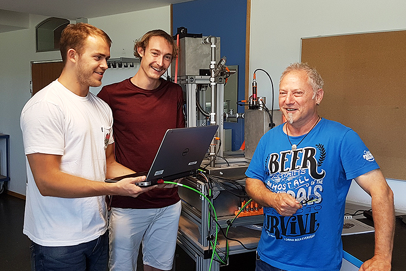 Gruppenbild Baumann mit Laptop, Schmid und Müller