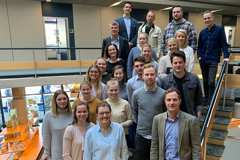 Gruppenbild Studierende mit Professoren auf einer Treppe