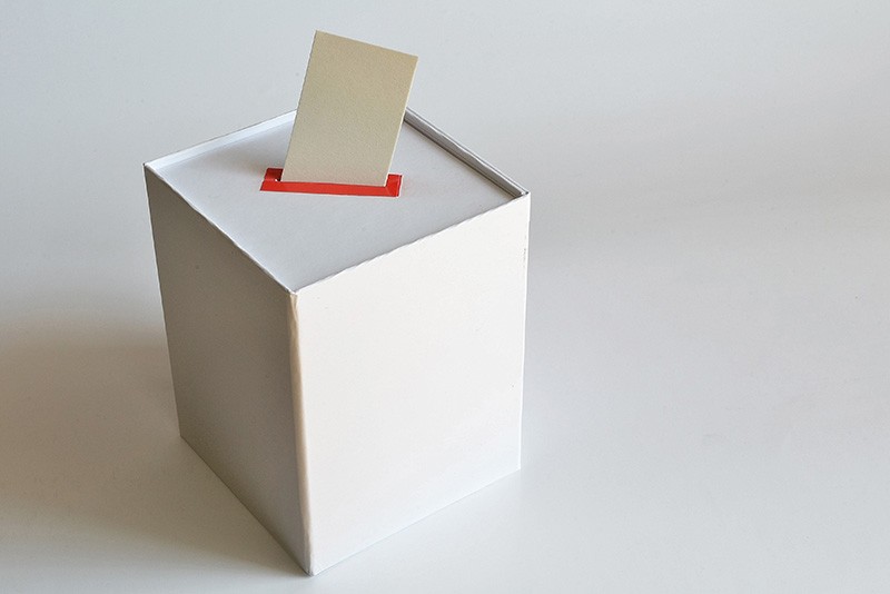 Box mit Schlitz und Wahlzettel
