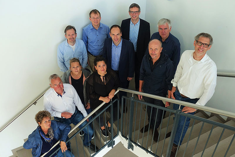 Gruppenbild Dozierende Elektrotechnik auf einer Treppe