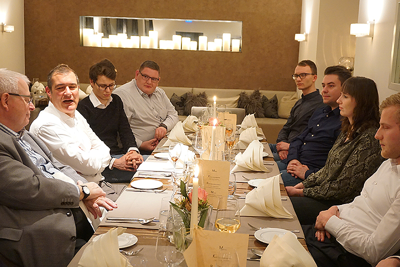 Teilnehmende des Executive Dinner an einer Tafel